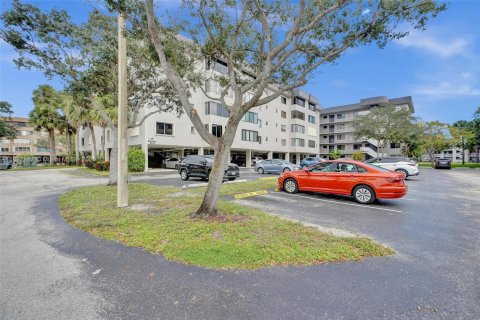 Condo in North Lauderdale, Florida, 3 bedrooms  № 1937908 - photo 1
