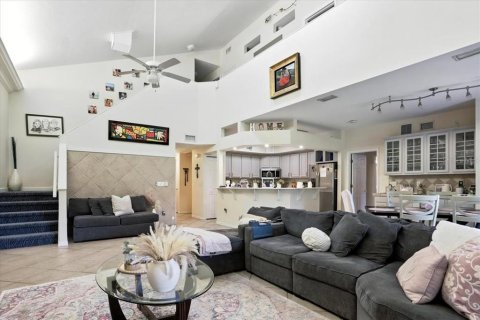 House in Gainesville, Florida 5 bedrooms, 331.66 sq.m. № 1837836 - photo 7
