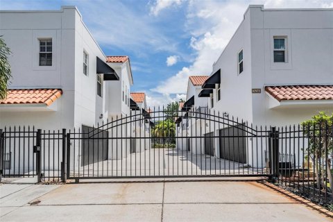 Townhouse in Tampa, Florida 3 bedrooms, 177.26 sq.m. № 1795574 - photo 27