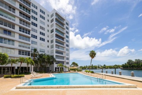 Condominio en venta en Bay Harbor Islands, Florida, 1 dormitorio, 106.84 m2 № 1945755 - foto 24