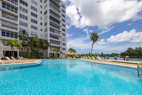 Condominio en venta en Bay Harbor Islands, Florida, 1 dormitorio, 106.84 m2 № 1945755 - foto 18