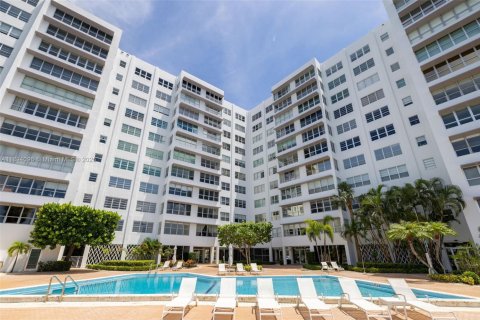 Condominio en venta en Bay Harbor Islands, Florida, 1 dormitorio, 106.84 m2 № 1945755 - foto 2
