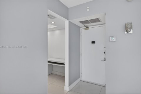 Copropriété à louer à Aventura, Floride: 2 chambres, 107.49 m2 № 2026215 - photo 12