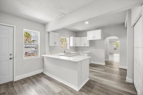 House in Melbourne, Florida 4 bedrooms, 226.59 sq.m. № 1680532 - photo 9
