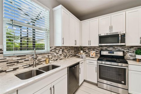 House in Land O' Lakes, Florida 4 bedrooms, 171.5 sq.m. № 1883708 - photo 17