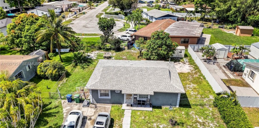 Дом в Майами-Гарденс, Флорида 3 спальни, 104.05м2 № 1995118