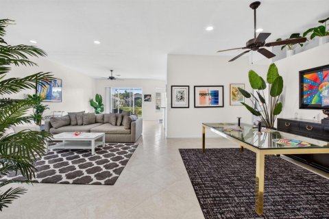 House in Boynton Beach, Florida 3 bedrooms, 194.82 sq.m. № 2412850 - photo 6