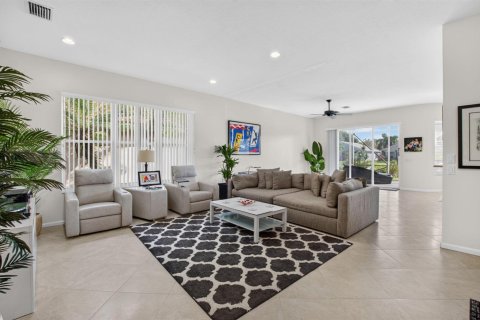 House in Boynton Beach, Florida 3 bedrooms, 194.82 sq.m. № 2412850 - photo 12