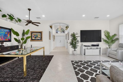 House in Boynton Beach, Florida 3 bedrooms, 194.82 sq.m. № 2412850 - photo 13
