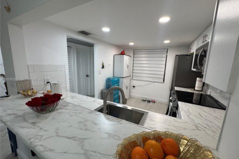 Купить кондоминиум в Пемброк-Пайнс, Флорида 1 спальня, 71.81м2, № 2053362 - фото 3