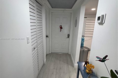 Купить кондоминиум в Пемброк-Пайнс, Флорида 1 спальня, 71.81м2, № 2053362 - фото 4