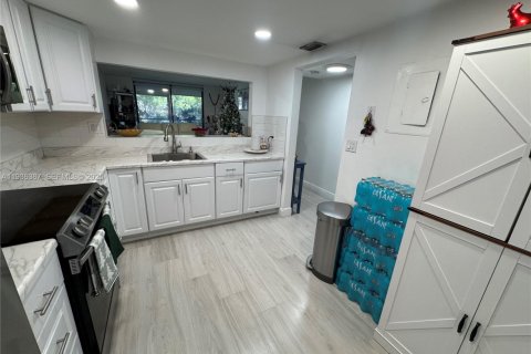 Купить кондоминиум в Пемброк-Пайнс, Флорида 1 спальня, 71.81м2, № 2053362 - фото 2