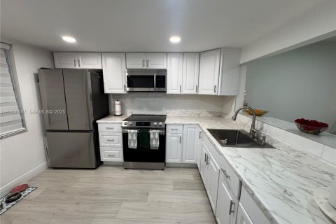 Кондоминиум с 1 спальней в Пемброк-Пайнс, Флорида № 2053362