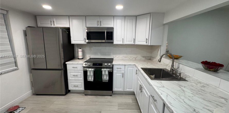 Кондоминиум с 1 спальней в Пемброк-Пайнс, Флорида № 2053362