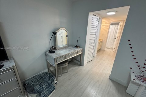 Купить кондоминиум в Пемброк-Пайнс, Флорида 1 спальня, 71.81м2, № 2053362 - фото 11