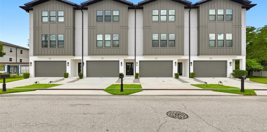 Touwnhouse à Tampa, Floride 4 chambres, 223.43 m2 № 2406876
