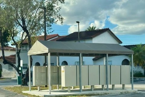 Townhouse in Miami, Florida 3 bedrooms, 106.84 sq.m. № 2035935 - photo 2