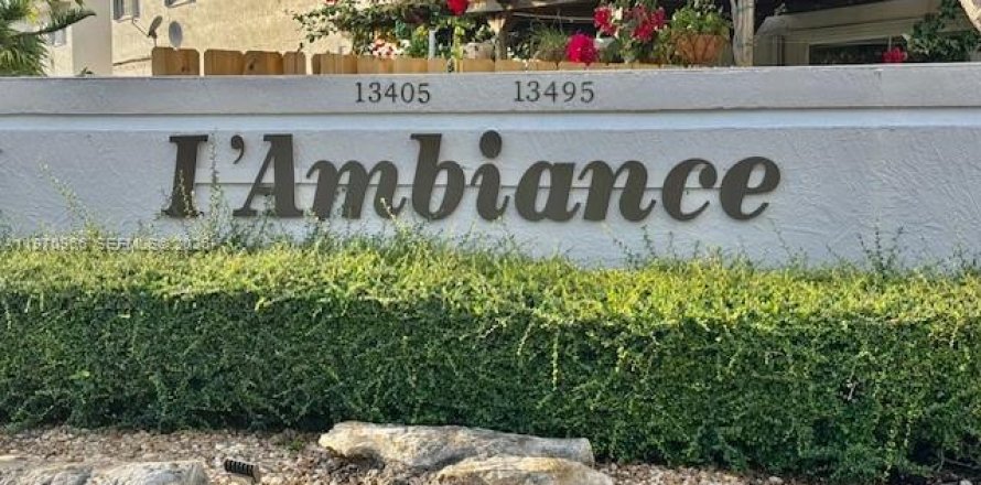 Townhouse in Miami, Florida 3 bedrooms, 106.84 sq.m. № 2035935