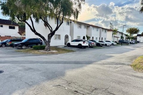 Townhouse in Miami, Florida 3 bedrooms, 106.84 sq.m. № 2035935 - photo 4