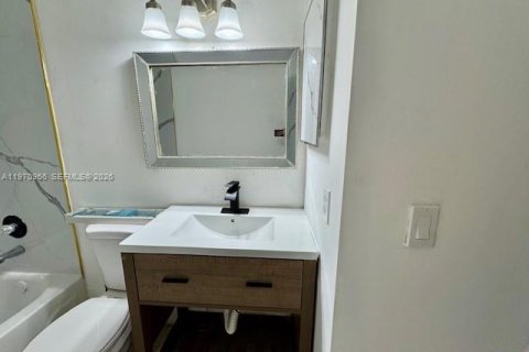 Townhouse in Miami, Florida 3 bedrooms, 106.84 sq.m. № 2035935 - photo 15