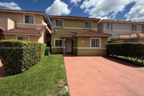 Снять в аренду виллу или дом в Майами, Флорида 3 спальни, 133.78м2, № 1946096 - фото 1