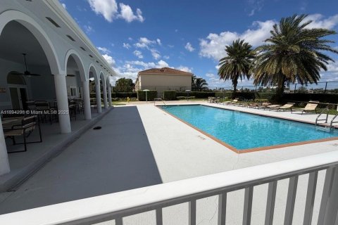Снять в аренду виллу или дом в Майами, Флорида 3 спальни, 133.78м2, № 1946096 - фото 5