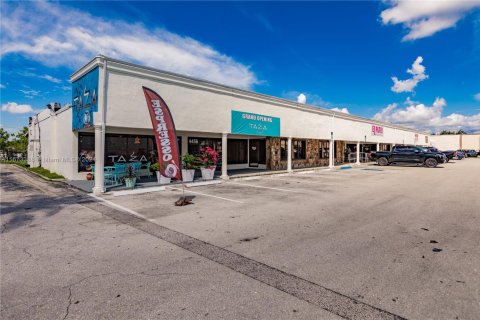 Propiedad comercial en venta en Fort Myers, Florida № 1979359 - foto 5