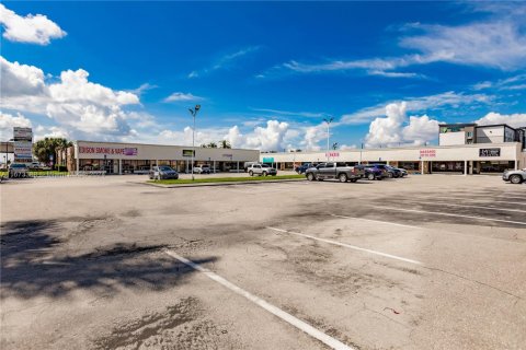 Propiedad comercial en venta en Fort Myers, Florida № 1979359 - foto 3