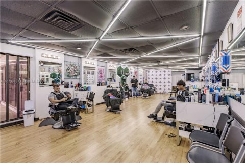 Propiedad comercial en venta en Fort Myers, Florida № 1979359 - foto 10