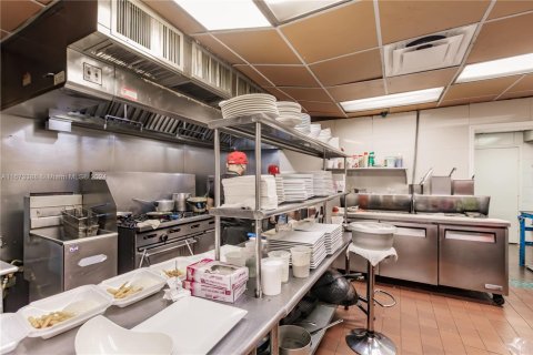 Propiedad comercial en venta en Fort Myers, Florida № 1979359 - foto 8