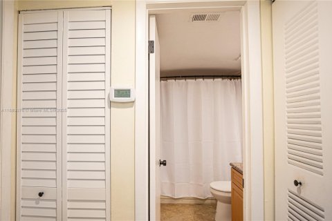 Снять в аренду квартиру в Окленд-Парк, Флорида 2 спальни, 85.47м2, № 1928826 - фото 25