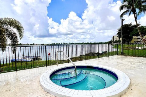 Снять в аренду квартиру в Окленд-Парк, Флорида 2 спальни, 85.47м2, № 1928826 - фото 22