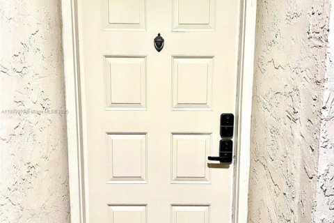 Снять в аренду квартиру в Окленд-Парк, Флорида 2 спальни, 85.47м2, № 1928826 - фото 23