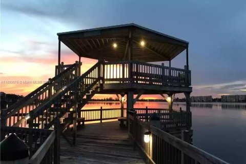 Снять в аренду квартиру в Окленд-Парк, Флорида 2 спальни, 85.47м2, № 1928826 - фото 3