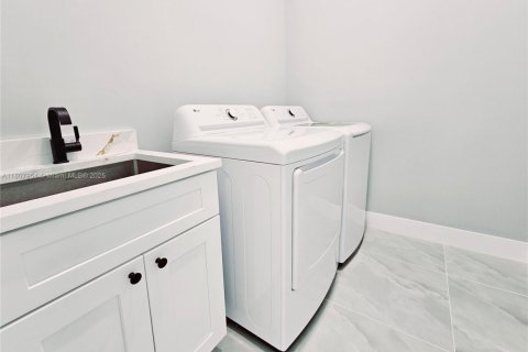 Casa en venta en Lehigh Acres, Florida, 4 dormitorios, 167.22 m2 № 1955877 - foto 2