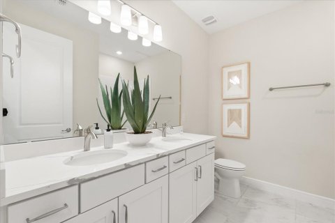 House in Winter Garden, Florida 5 bedrooms, 371.42 sq.m. № 2101839 - photo 16