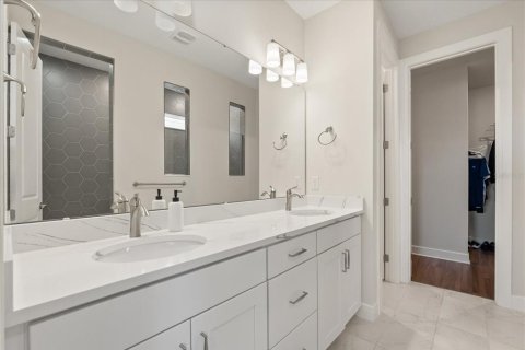 House in Winter Garden, Florida 5 bedrooms, 371.42 sq.m. № 2101839 - photo 30