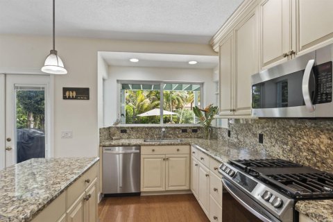 House in Stuart, Florida 4 bedrooms, 268.86 sq.m. № 2187161 - photo 11