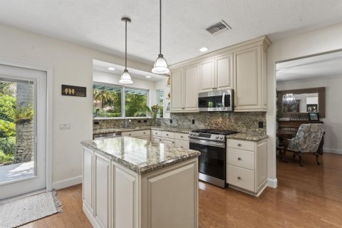 House in Stuart, Florida 4 bedrooms, 268.86 sq.m. № 2187161 - photo 8