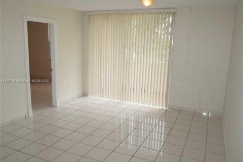 Снять в аренду кондоминиум в Хайалиа Гарденс, Флорида 2 спальни, 89.19м2, № 1949529 - фото 3