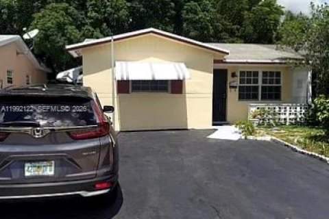 House in Lauderhill, Florida 2 bedrooms, 94.67 sq.m. № 2052570