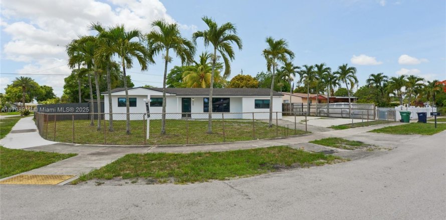House in Miami Gardens, Florida 4 bedrooms, 138.89 sq.m. № 1768573