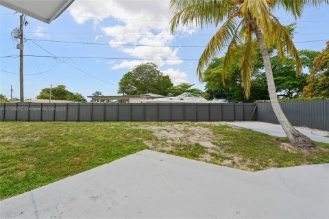 House in Miami Gardens, Florida 4 bedrooms, 138.89 sq.m. № 1768573 - photo 24