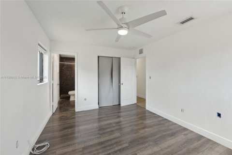 House in Miami Gardens, Florida 4 bedrooms, 138.89 sq.m. № 1768573 - photo 22