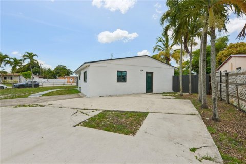 House in Miami Gardens, Florida 4 bedrooms, 138.89 sq.m. № 1768573 - photo 3