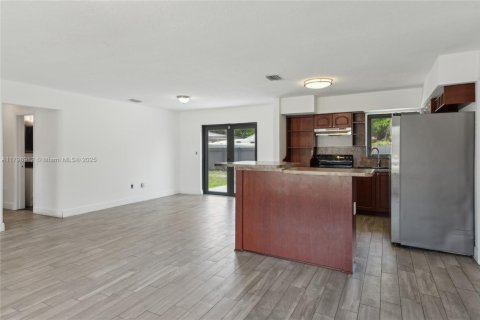 House in Miami Gardens, Florida 4 bedrooms, 138.89 sq.m. № 1768573 - photo 10