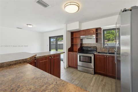 House in Miami Gardens, Florida 4 bedrooms, 138.89 sq.m. № 1768573 - photo 9