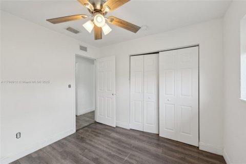 House in Miami Gardens, Florida 4 bedrooms, 138.89 sq.m. № 1768573 - photo 17