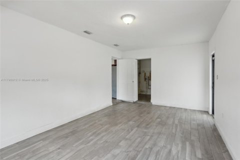 House in Miami Gardens, Florida 4 bedrooms, 138.89 sq.m. № 1768573 - photo 13