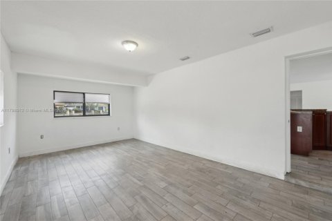 House in Miami Gardens, Florida 4 bedrooms, 138.89 sq.m. № 1768573 - photo 12